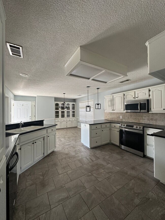 Foto del edificio - $2,000.00 MOVE-IN-SPECIAL