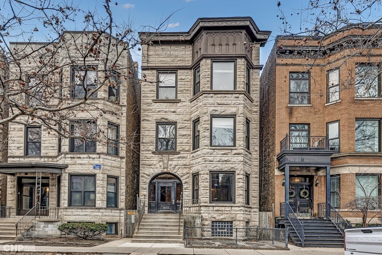 Primary Photo - 822 W Newport Ave