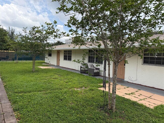 Building Photo - 808 SW 30th St