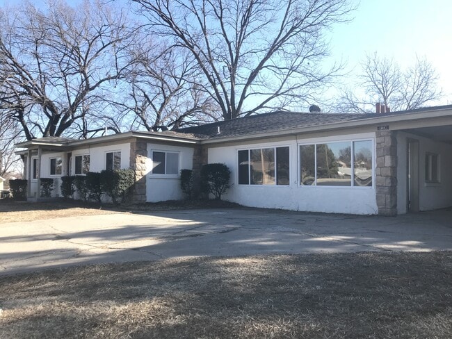 Building Photo - 223 E Independence St