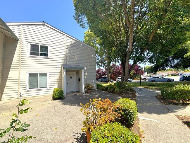Building Photo - Beautifully Updated 4-Bedroom, 2.5-Bath To...