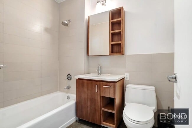 Foto del edificio - 12-22 30th Avenue