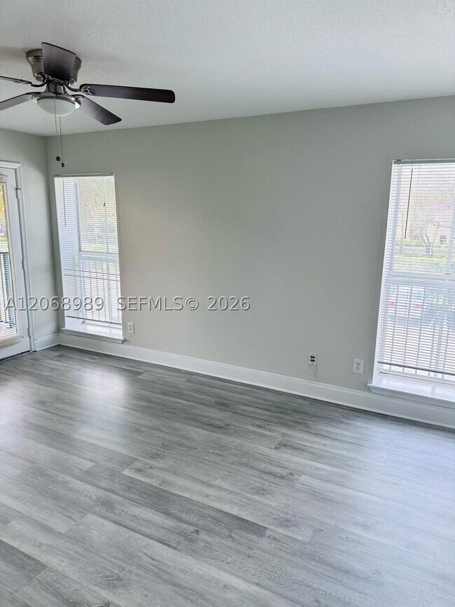 Foto del edificio - 777 Riverside Dr