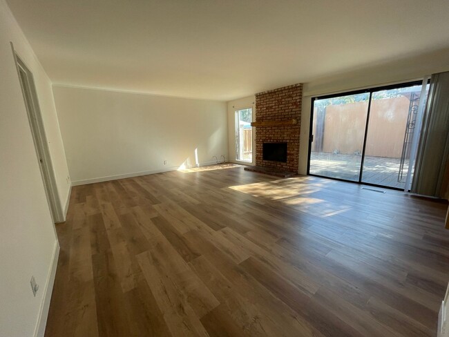 Foto del edificio - 5 bedroom Pet Friendly remodeled home in P...