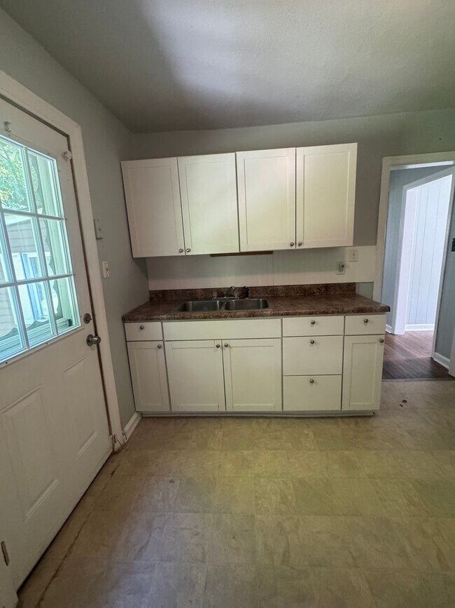 Foto del edificio - Knoxville 37915 - Adorable 3 bedroom, 1 bath cottage - Contact Lisa Vineyard or Shannon Russell 8...