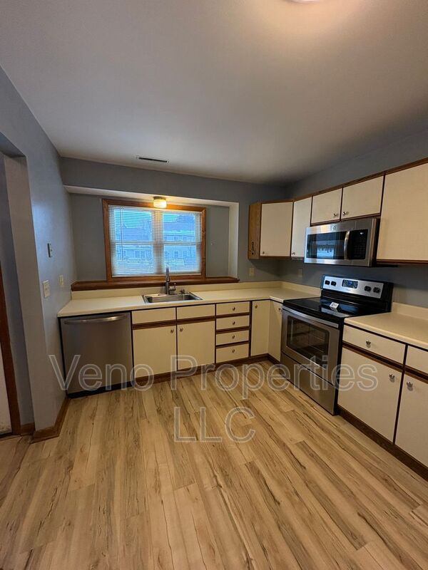 Building Photo - 8 Redcoat Ct