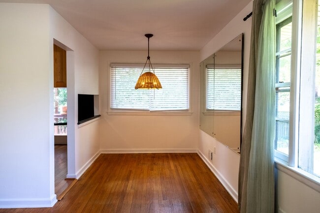 Building Photo - Charming Split-Level Home with Bright Inte...