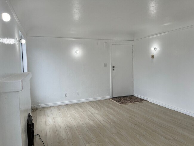 Building Photo - 4237 S Flower St
