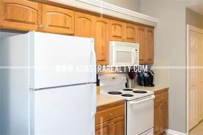 Building Photo - Spacious Maintenance Free Townhome in Gard...