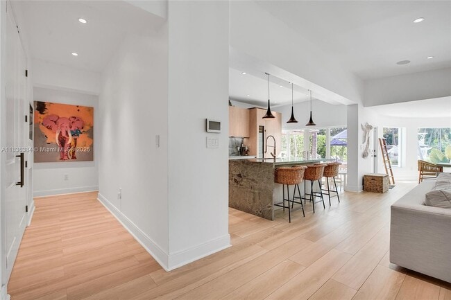 Foto del edificio - 815 NE 76th St