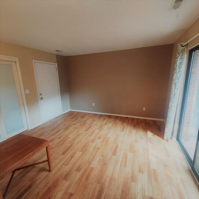Foto del edificio - 1 Bed 1 Bath Condo Off Buckley Rd