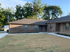 Building Photo - 601 N 6 1/2 St