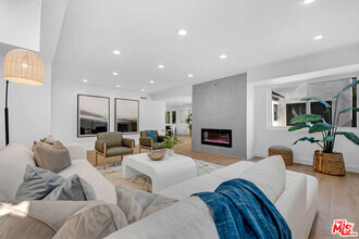 Building Photo - 418 N Bowling Green Way