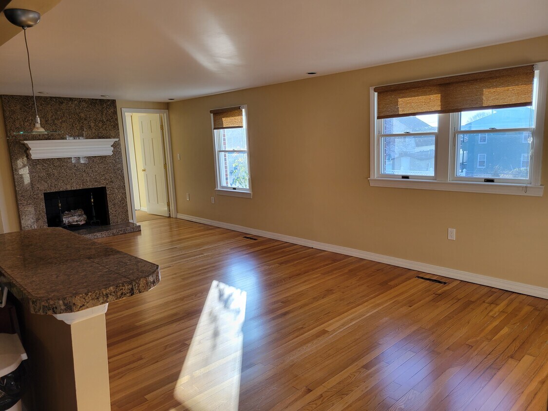 274 Pleasant St Unit 1st Floor, Lowell, MA 01852 Condo for Rent in