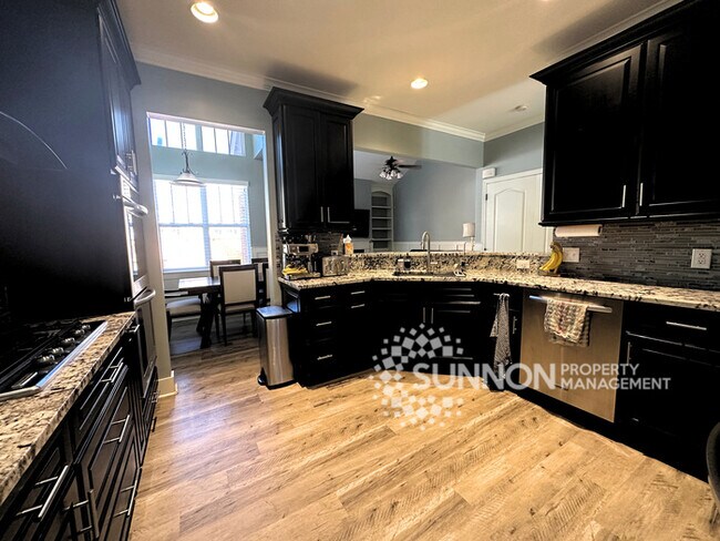 Foto del edificio - Live your best Lake Life 4 BR 2.5 BA