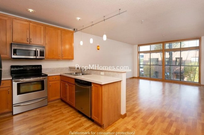 Building Photo - Light Filled One Bedroom Condo In Gresham!