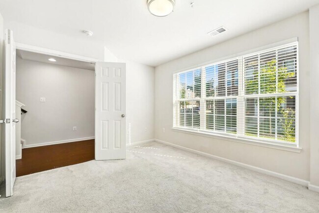 Foto del edificio - 12909 Brickyard Blvd
