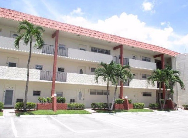 Foto del edificio - 9511 N Hollybrook Lake Dr