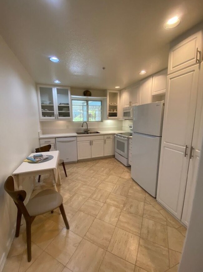 Building Photo - 1 Bedroom Furnished Beauty in Resort commu...