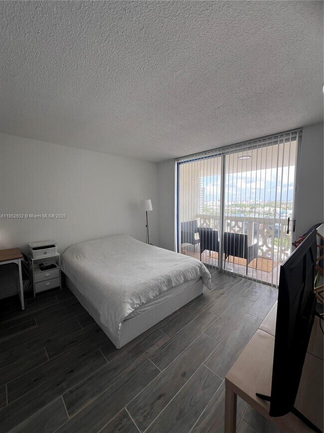 Building Photo - 1825 S Ocean Dr