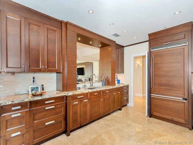 Foto del edificio - 2331 Fisher Island Dr