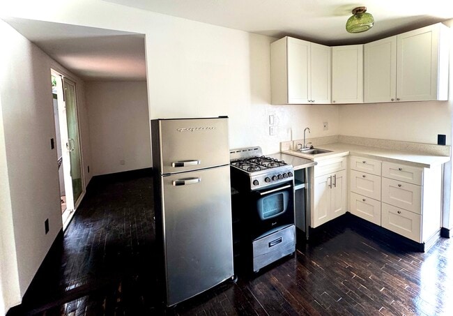 Kitchen - 1108 N Sweetzer Ave