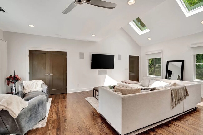 Living - 1825 Lombardy Ave