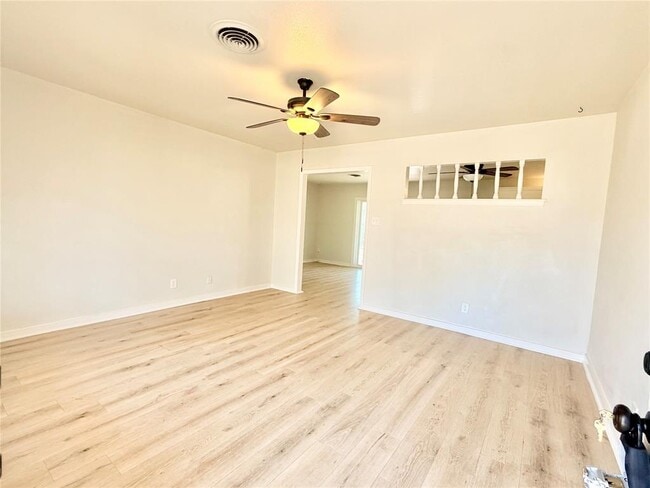 Foto del edificio - 5330 Wellington Dr