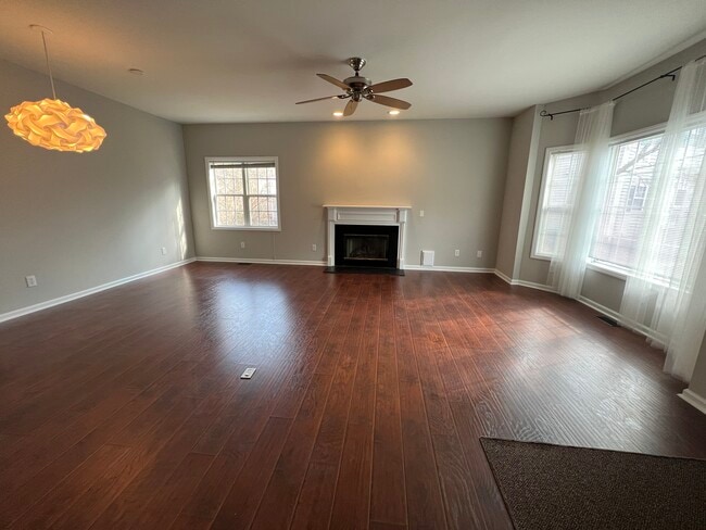 Building Photo - 327 Silverberry Ct
