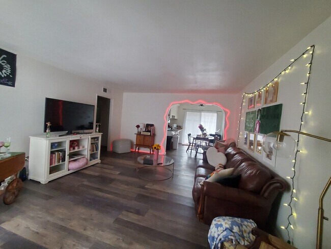 Foto del edificio - 428 W Kelly Ave
