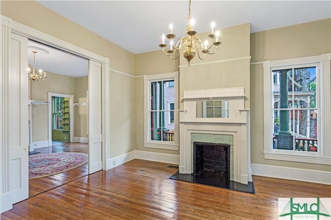 Building Photo - 212 W 40th St