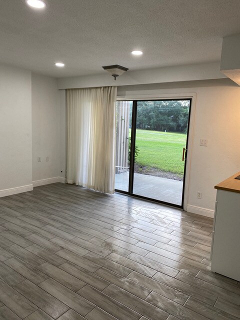 Sala principal con puerta corrediza que da a un porche privado. - 830 Pinewood Ct