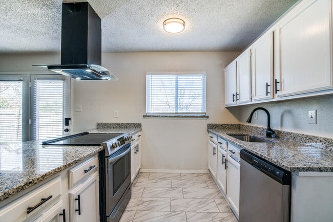 Building Photo - 412 Woodcrest Way