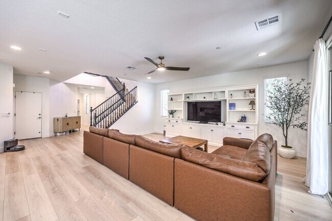 Building Photo - Elegant 5-Bedroom Henderson Home in the Heart of Green Valley