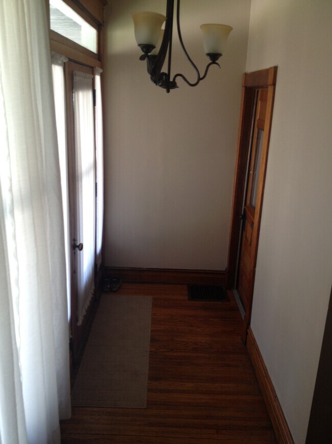 entrance foyer - 37 Era St