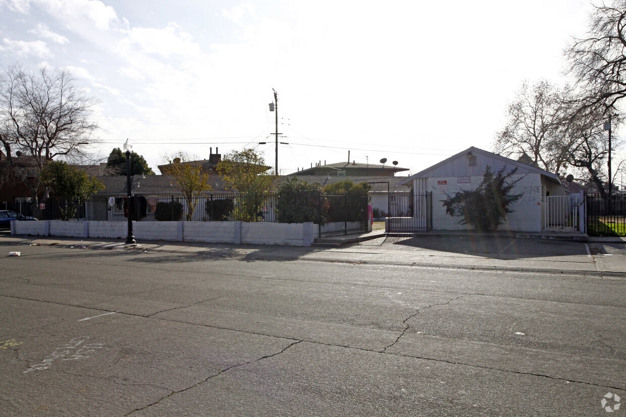Building Photo - 830-838 Lampasas Ave