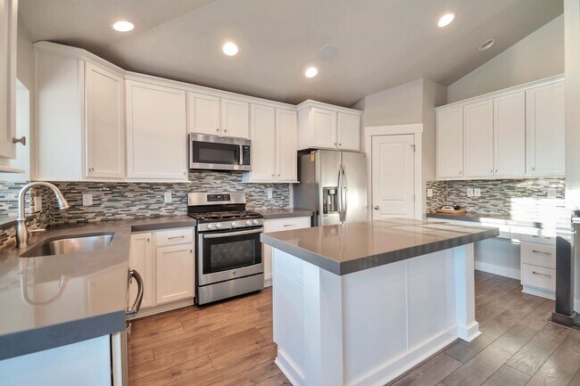 Foto del edificio - Incredible 6 bedroom Rambler in West Jordan