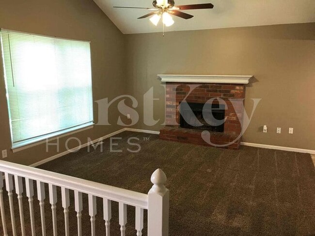 Building Photo - 539 NE Summit Dr
