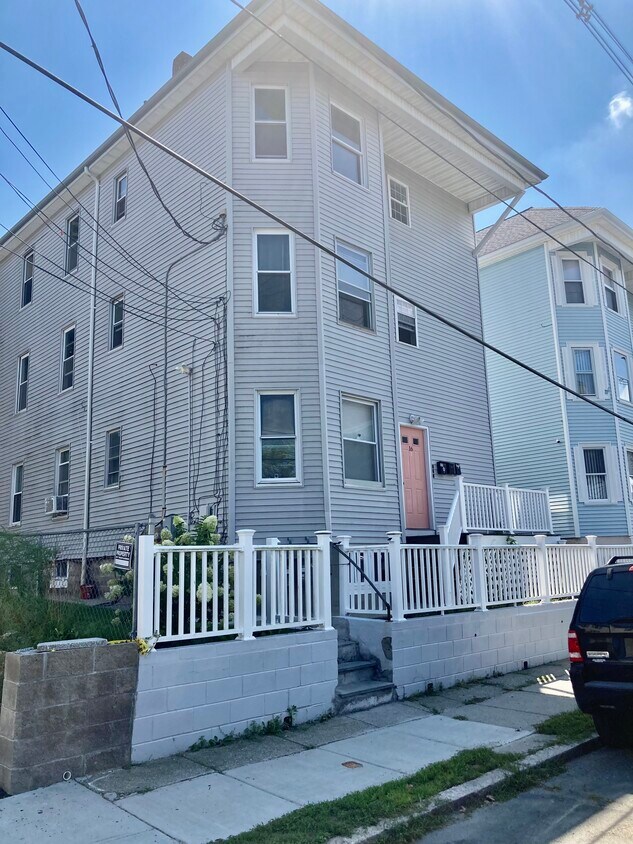 Foto principal - 16 Woodlawn St