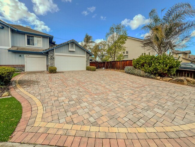 Foto del edificio - Charming Four Bedroom, Two-and-a-Half Bath...