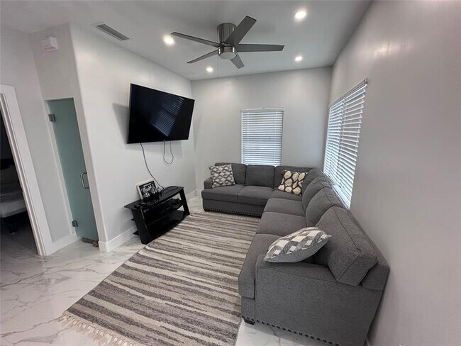 Foto del edificio - 2886 SW 17th St