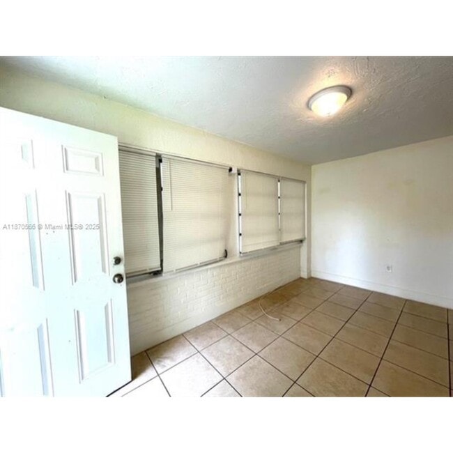 Foto del edificio - 1015 NW 42nd St