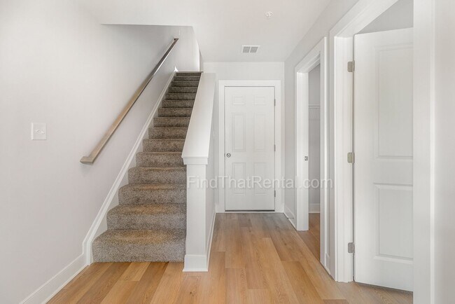 Foto del edificio - Newly Built Home w Large Island in Open Kitchen Design, 2-Car Garage, Bedroom-Level Laundry, Gas ...