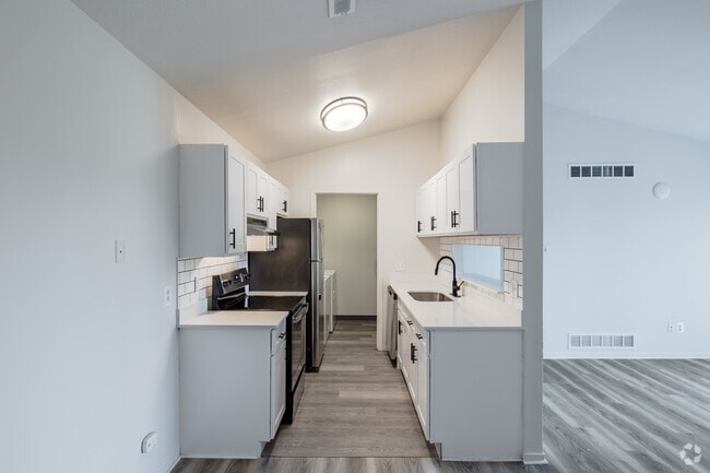 2BR, 2BA - 1,020SF - Kitchen - The Edge at Oakland Apartments - Auburn Hills