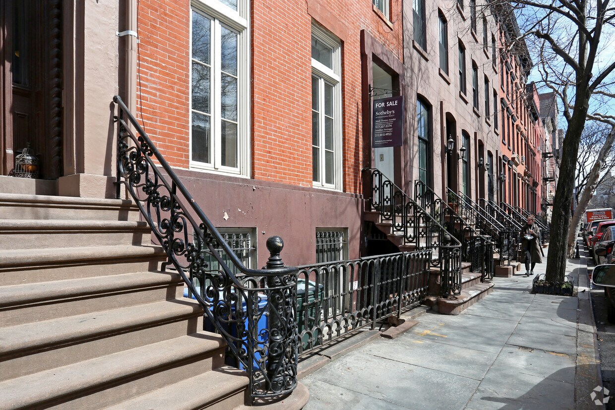 Building Photo - 353 W 19th St