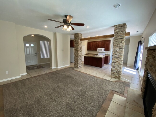 Building Photo - Welcome Home! Lovely 3 bed 2 bath home.