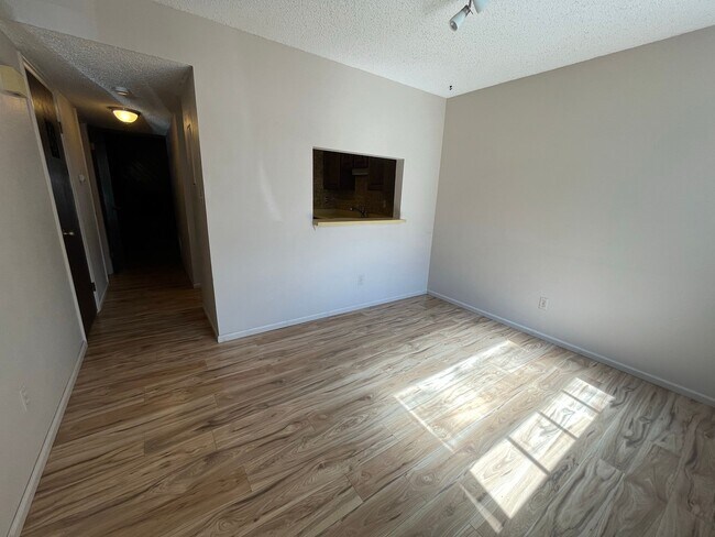 Building Photo - 2924 Ross Dr