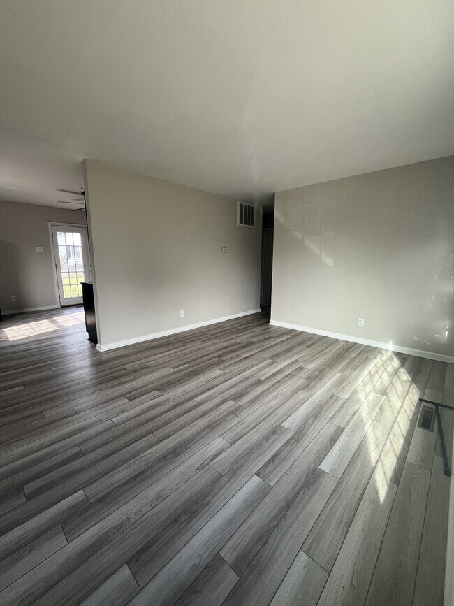 Foto del edificio - 2437 Wilson Ave