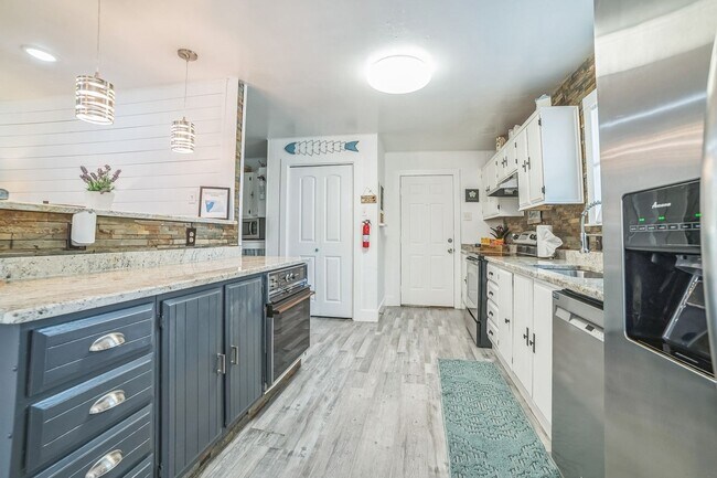 Building Photo - Lake Front 4 Bedroom 3 bath Single Family ...