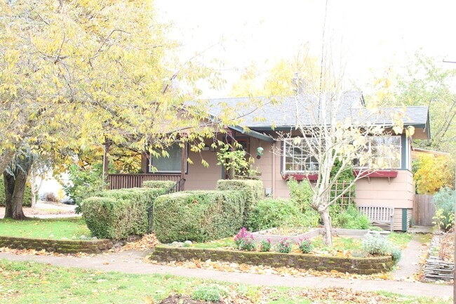 Building Photo - Charming bungalow with bonus office or Art...